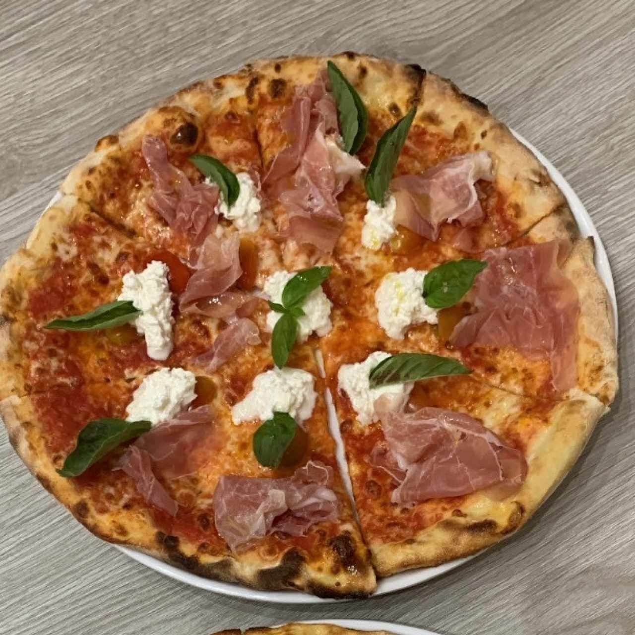 Pizza caprese con extra de jamón serrano