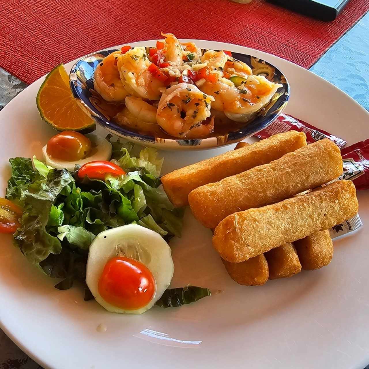 Camarones al Ajillo con yuca frita