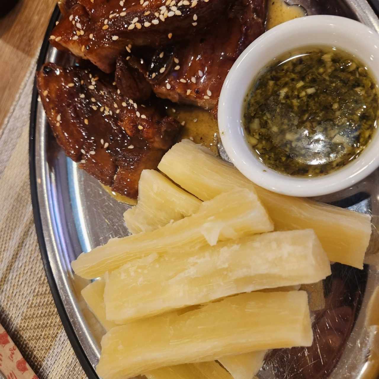 Chicharrones en salsa de maracuyá y yuca al mojo