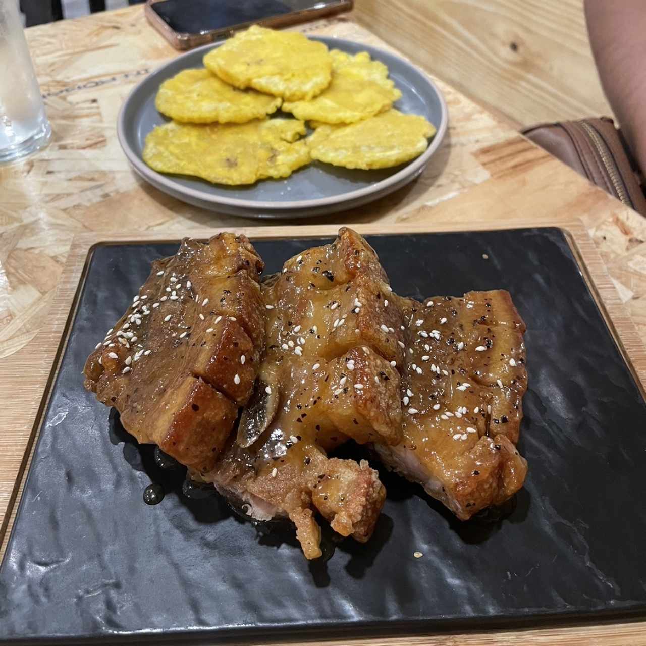 Chicharrón con salsa de Maracuyá 