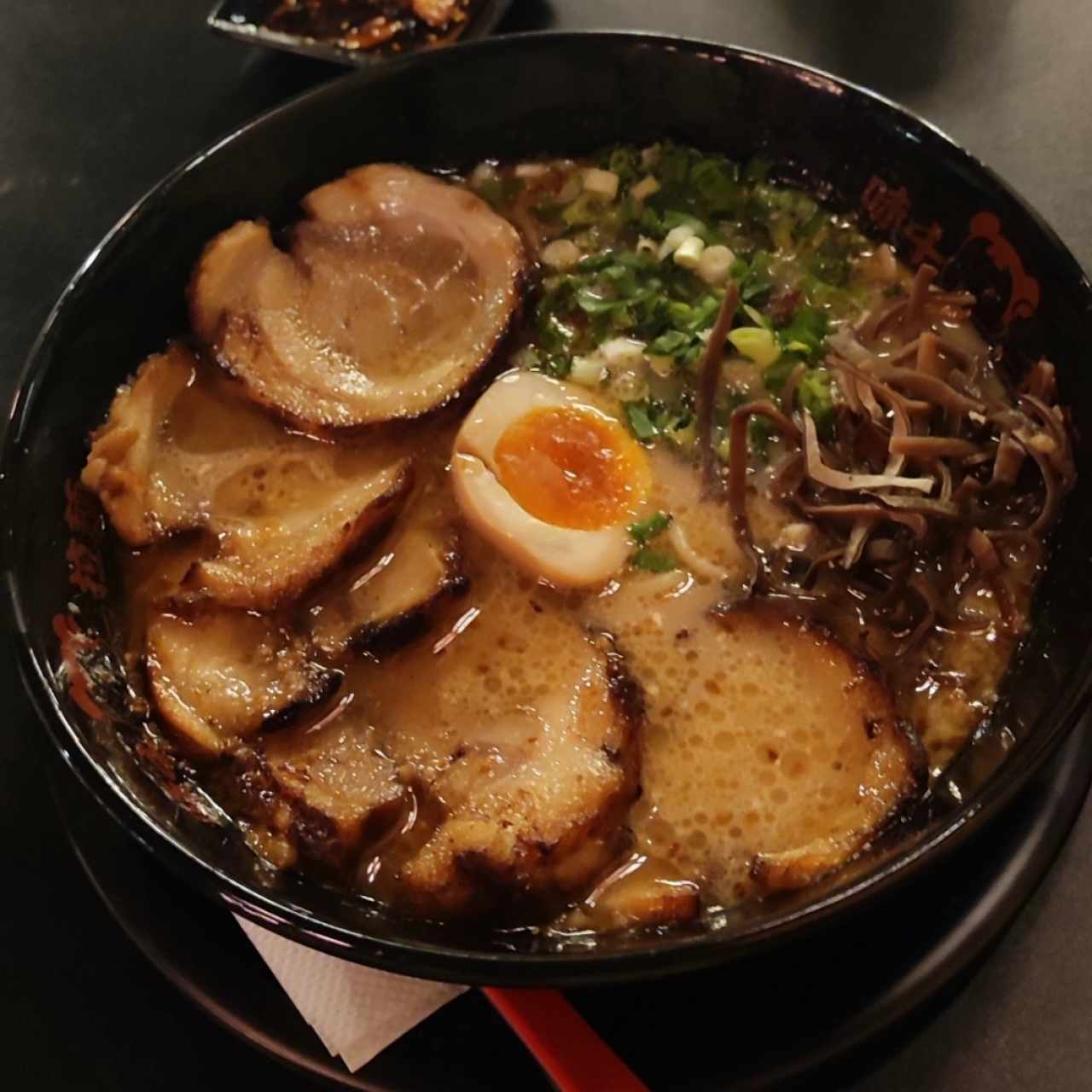 ramen con 5 rodajas de puerco