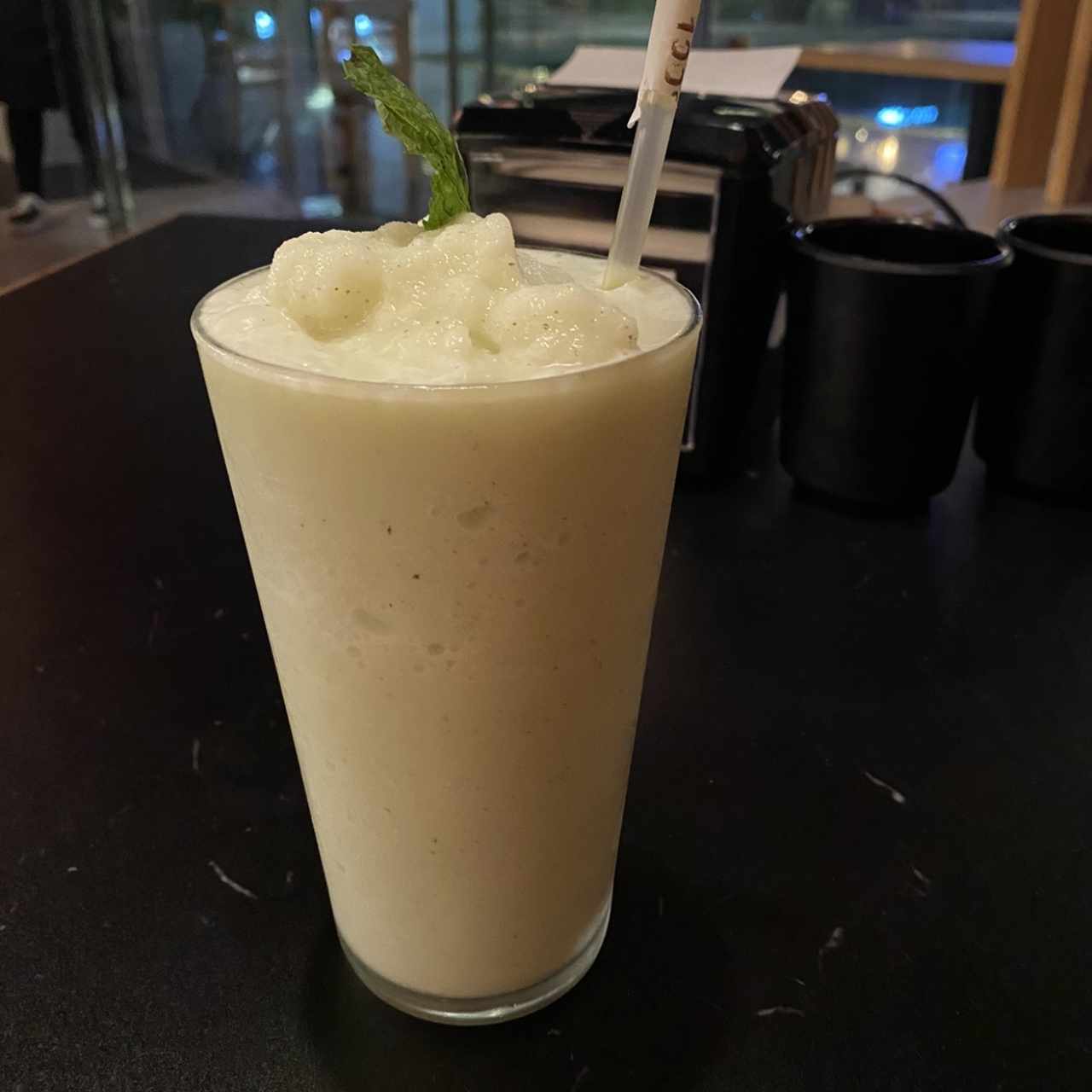 Limonada de coco con hierbabuena