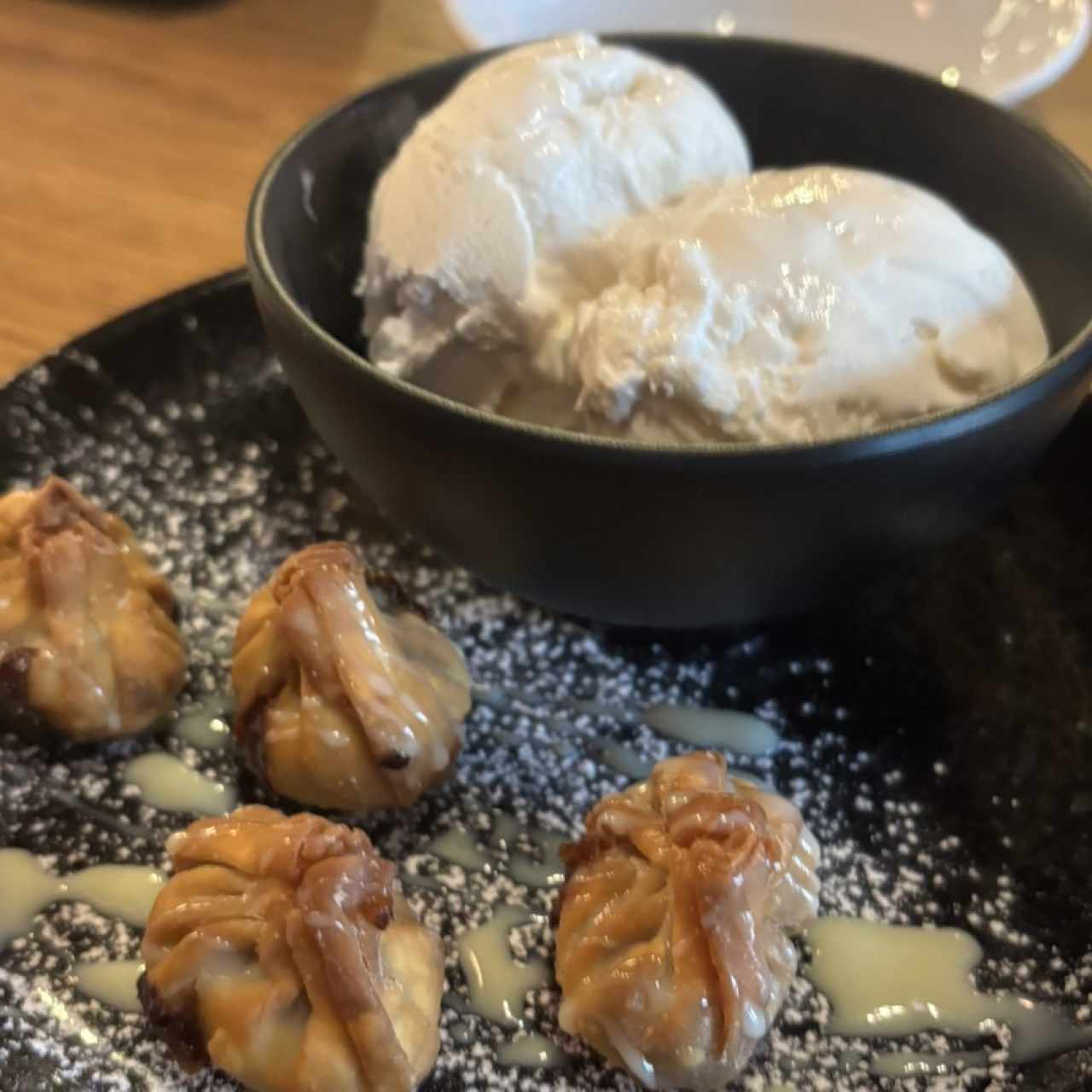 GYOZA DE DULCE DE LECHE CON HELADO DE MATCHA