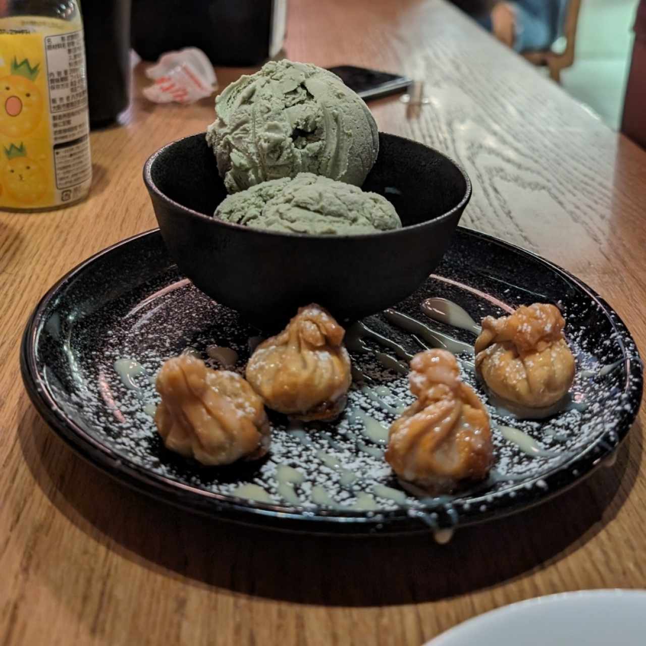 GYOZA DE DULCE DE LECHE CON HELADO DE MATCHA