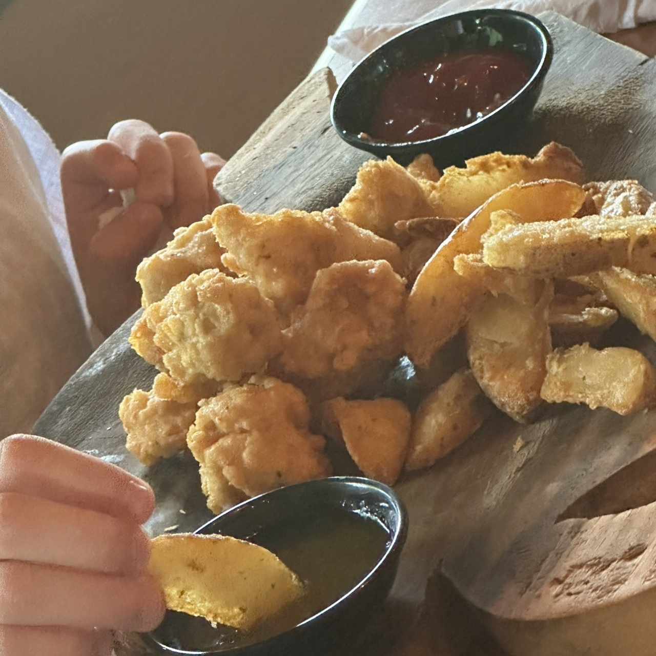 Chicken fingers con papas fritas