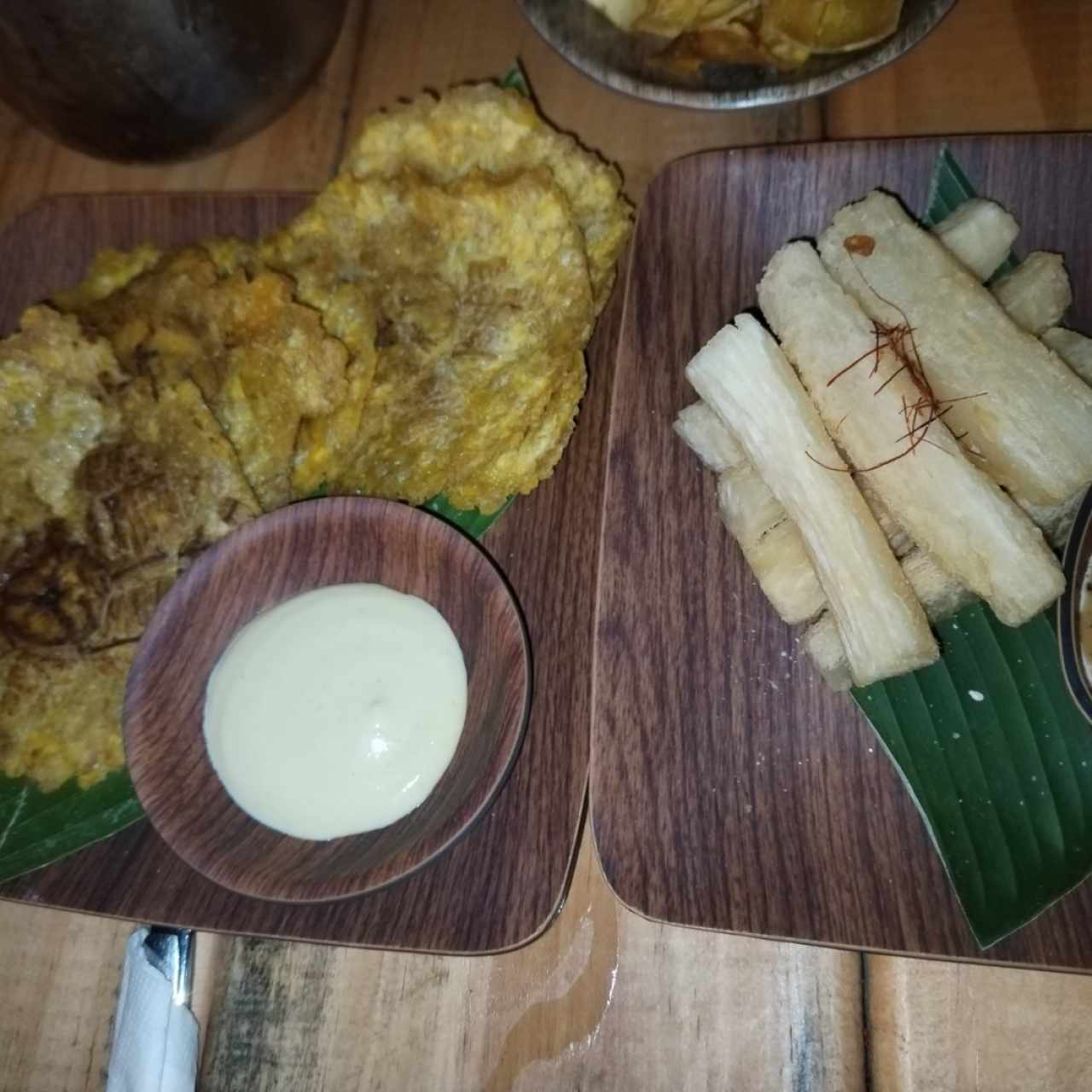 Yuca garlic y patacón fried