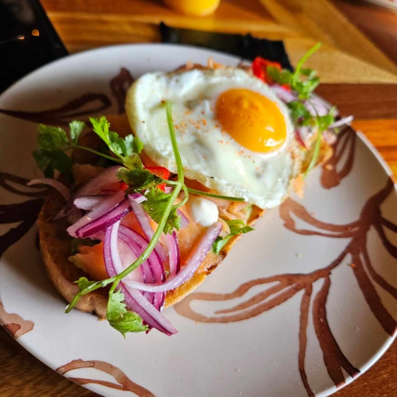 Tostada de Salmón Ahumado y Aguacate