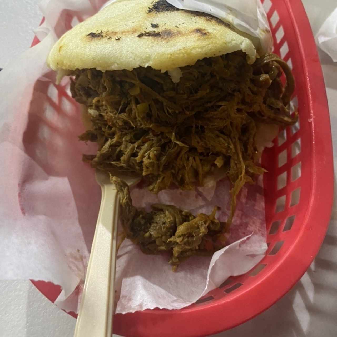 arepa de carne mechada