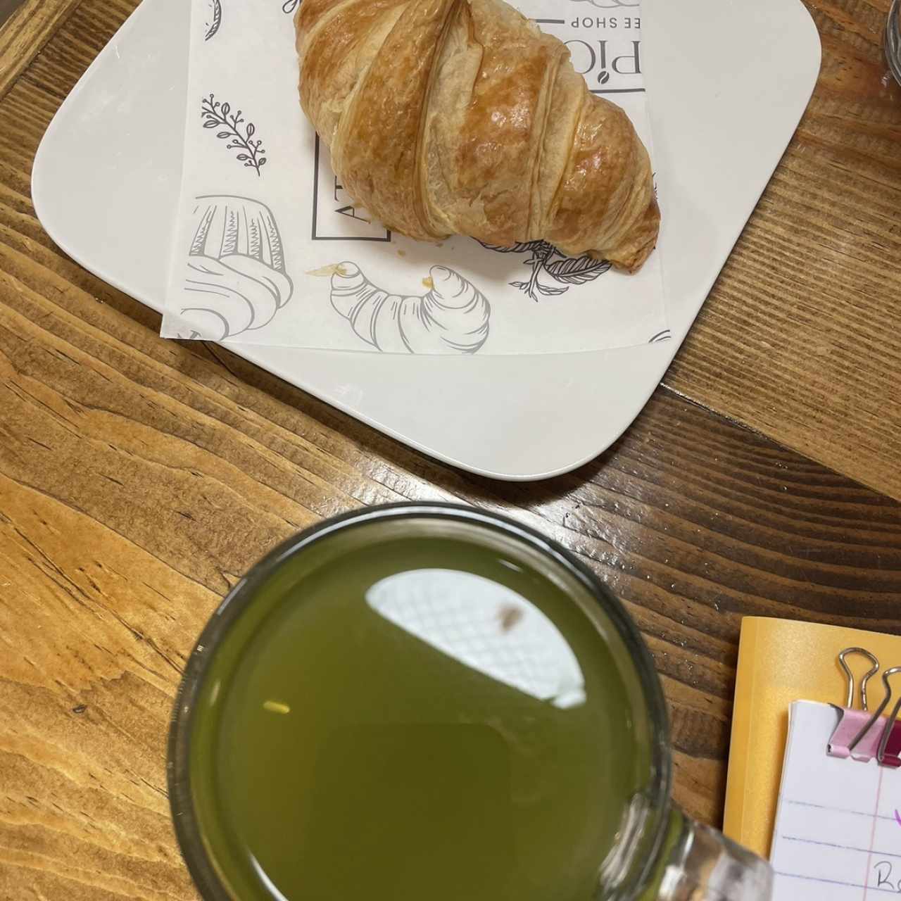 Te matcha y croissant 