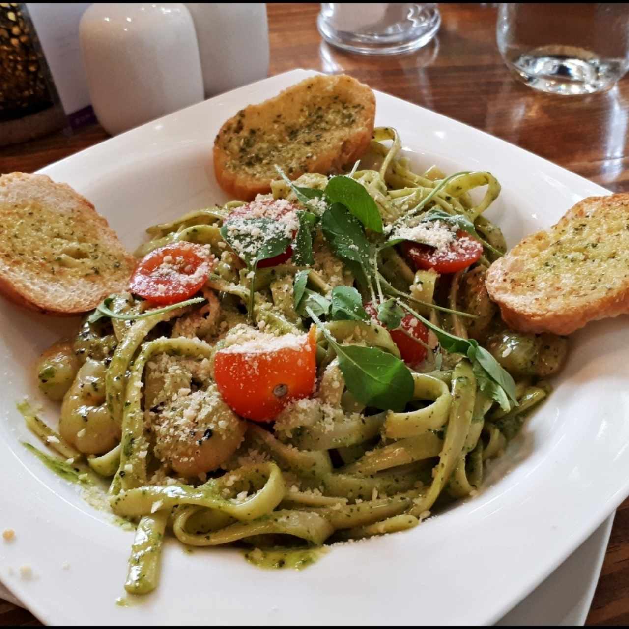 Pasta al pesto con camarones