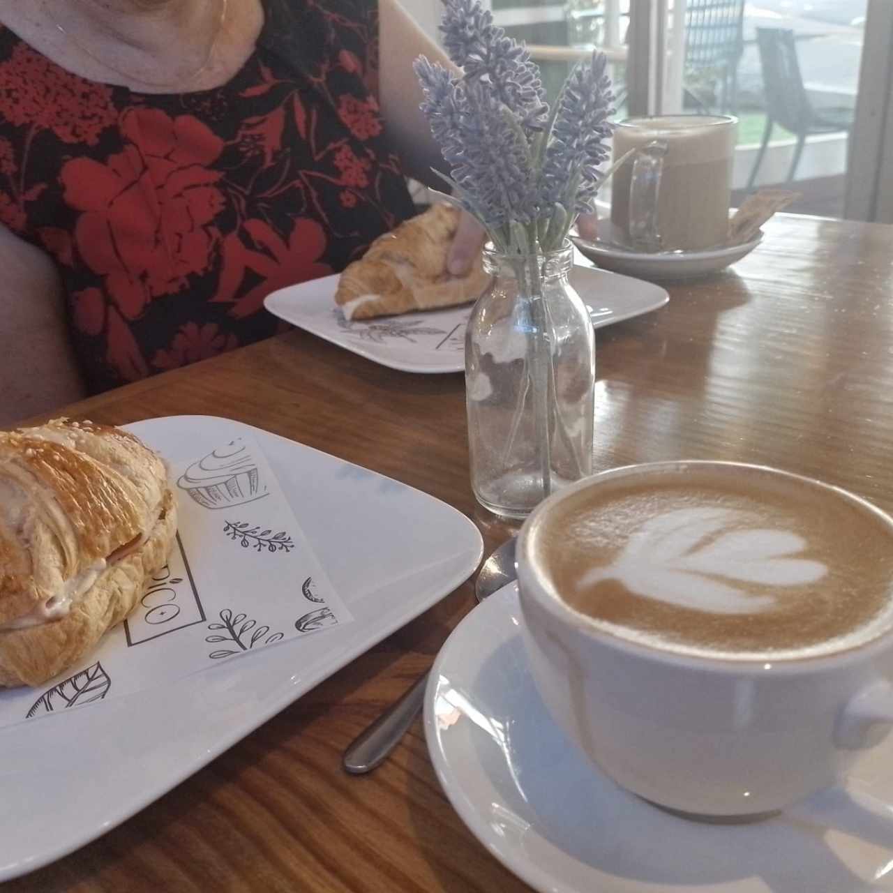 Croissant de queso y jamon acompañado de un delicioso moccachino