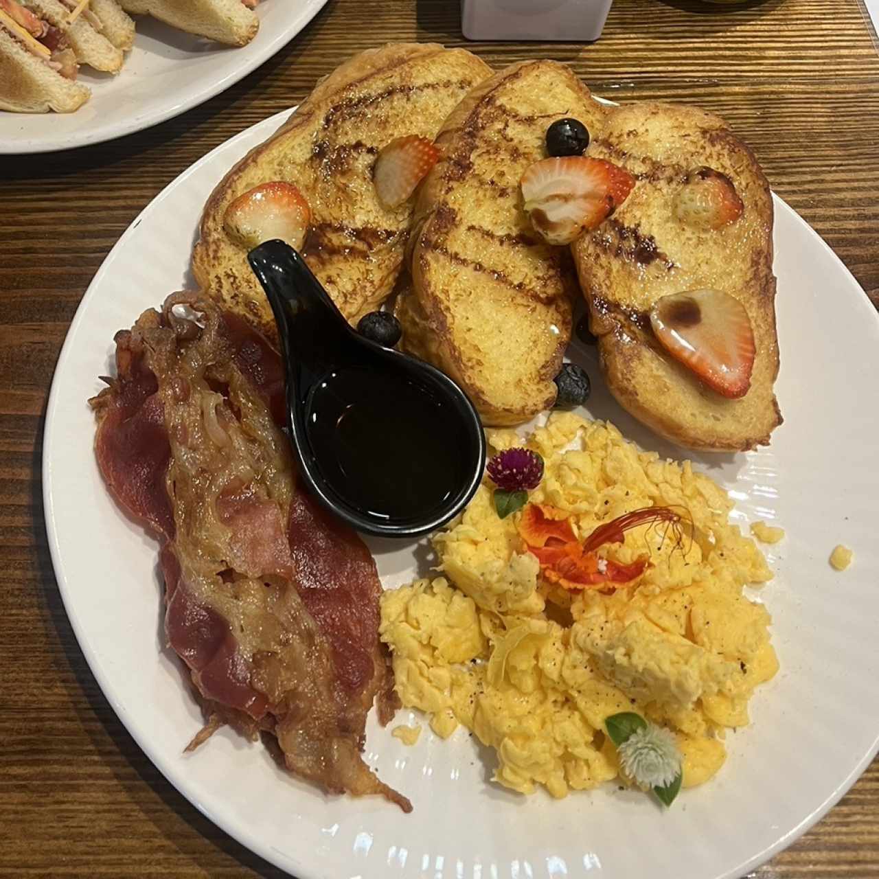 Desayuno americano y tostadas francesas