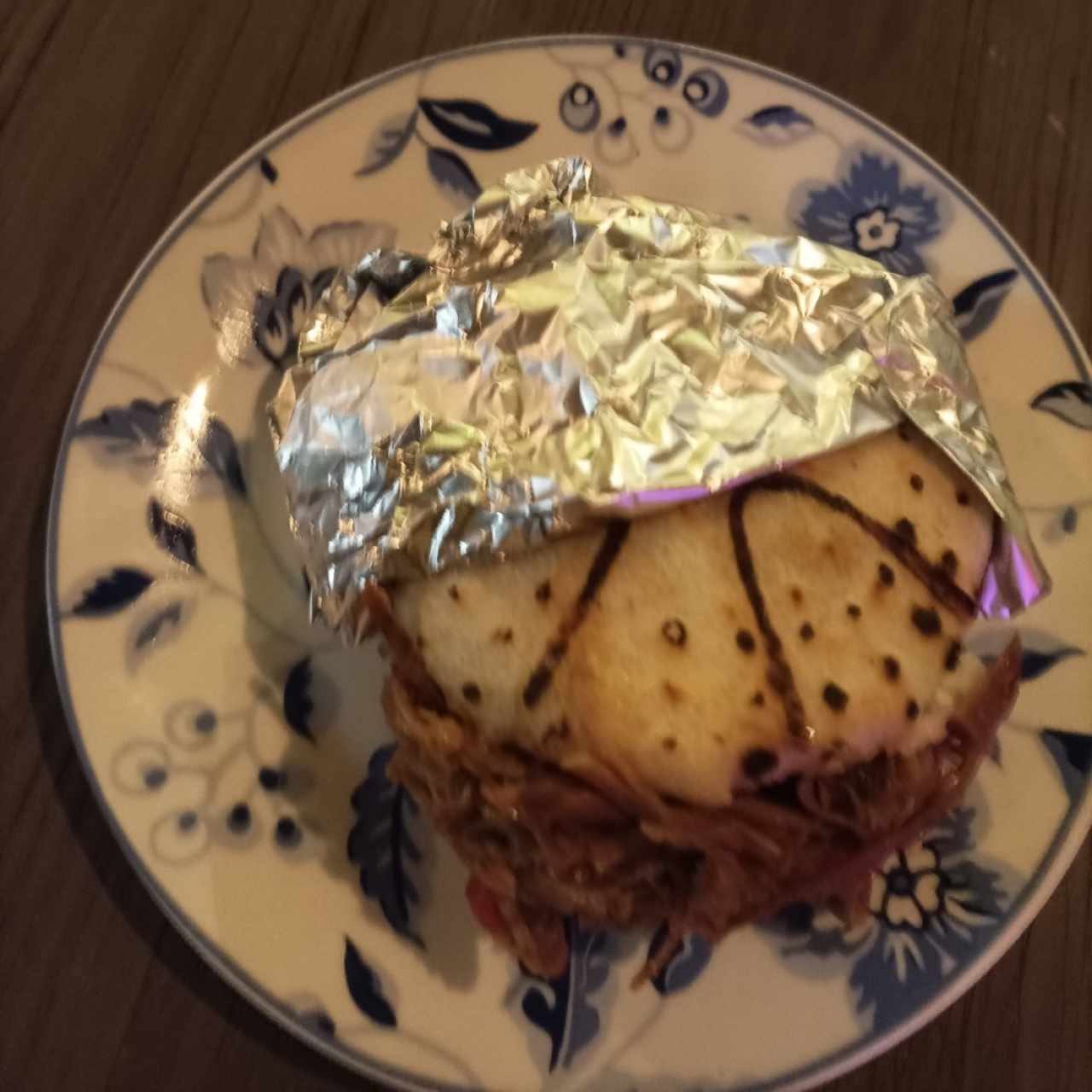 arepa rellena con chicharrón y carne desmechada