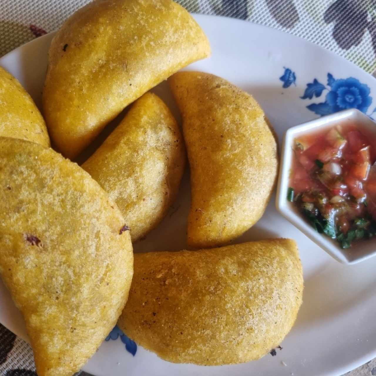 Empanada colombiana con chimichurri