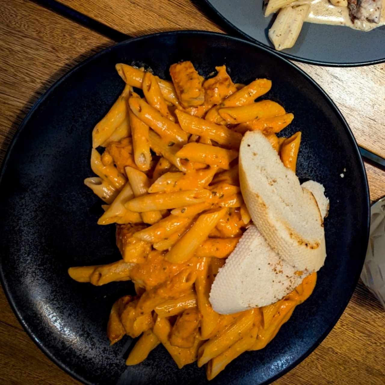 Lunch & Dinner - Penne Salmón Rosé