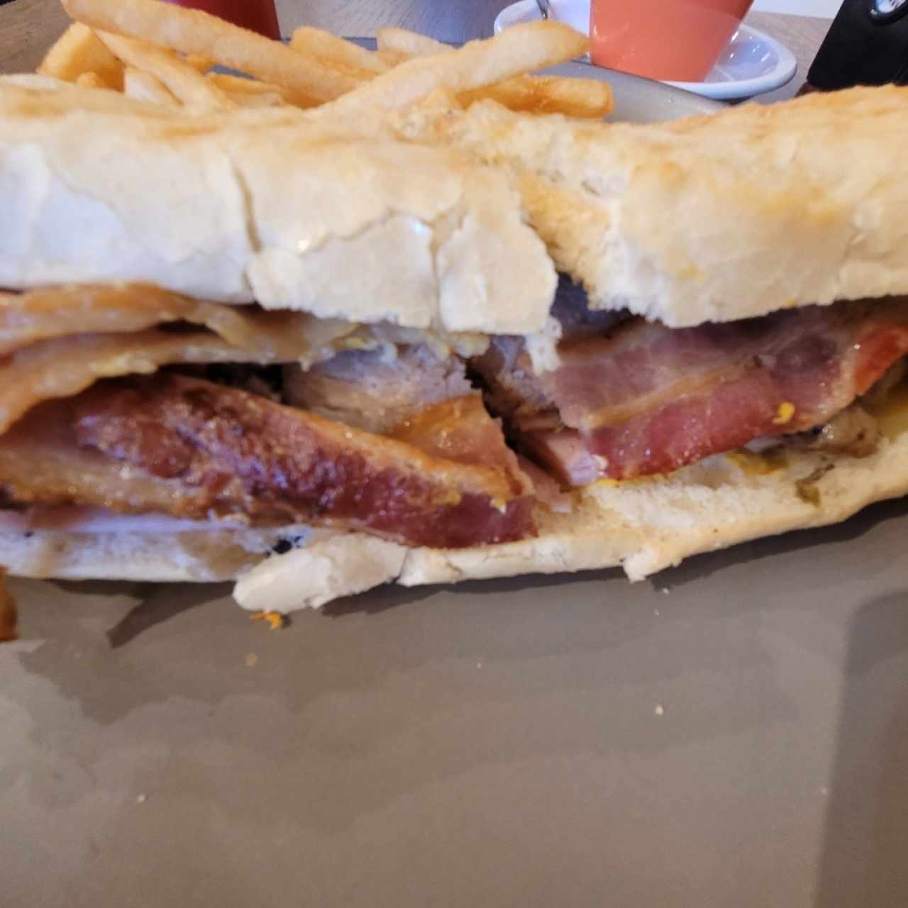 emparedado pierna con extra bacon 