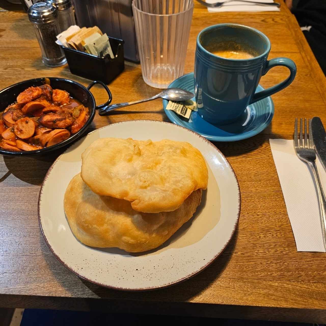 Salchichas guisadas, hojaldras. Cappuchino con leche deslactosada