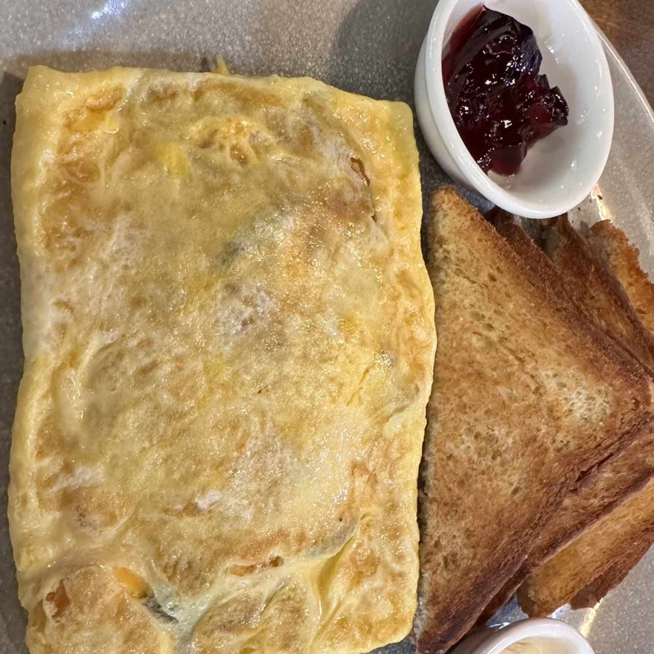 Desayuno con Omelette y tostadas