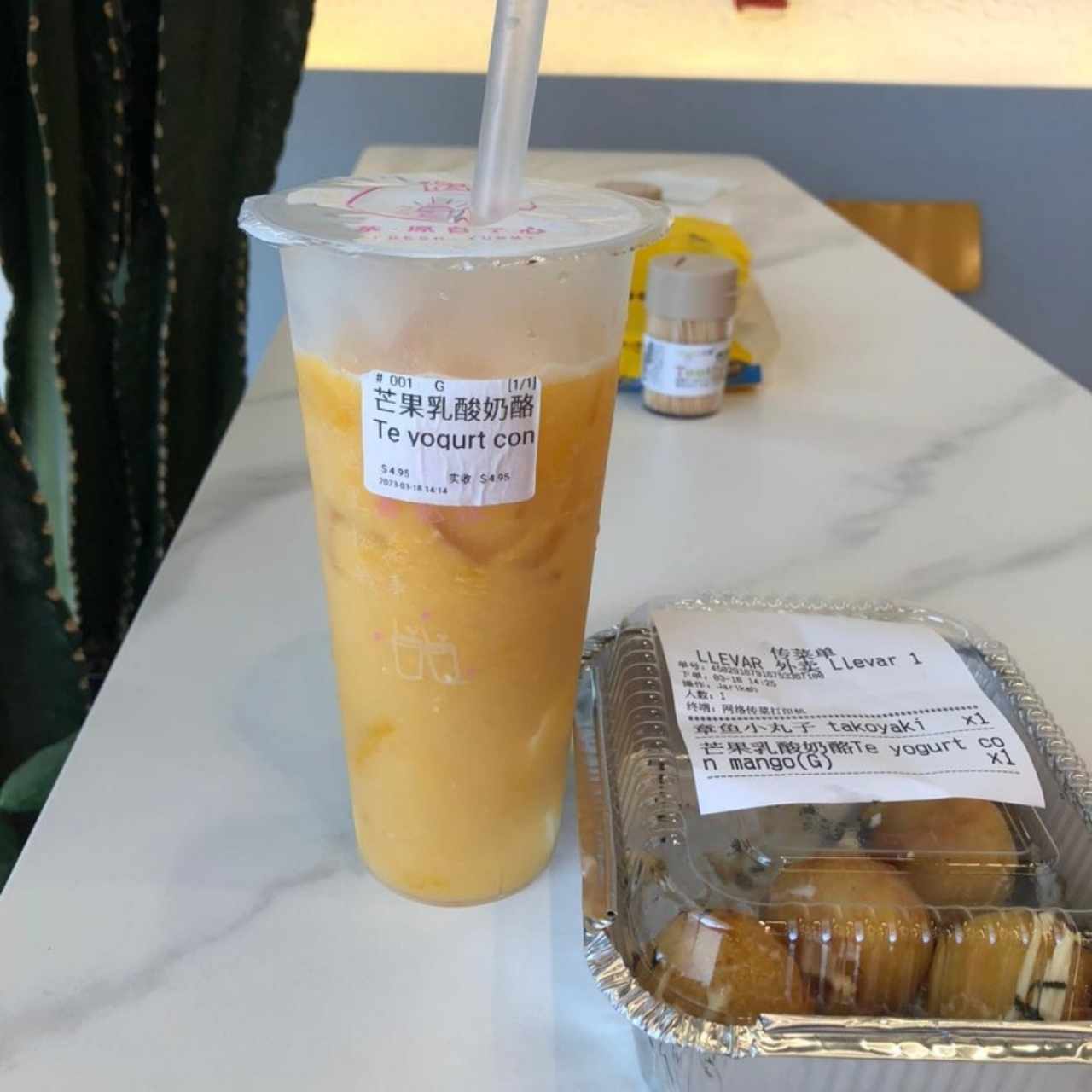 Yogurt con mango y takoyaki