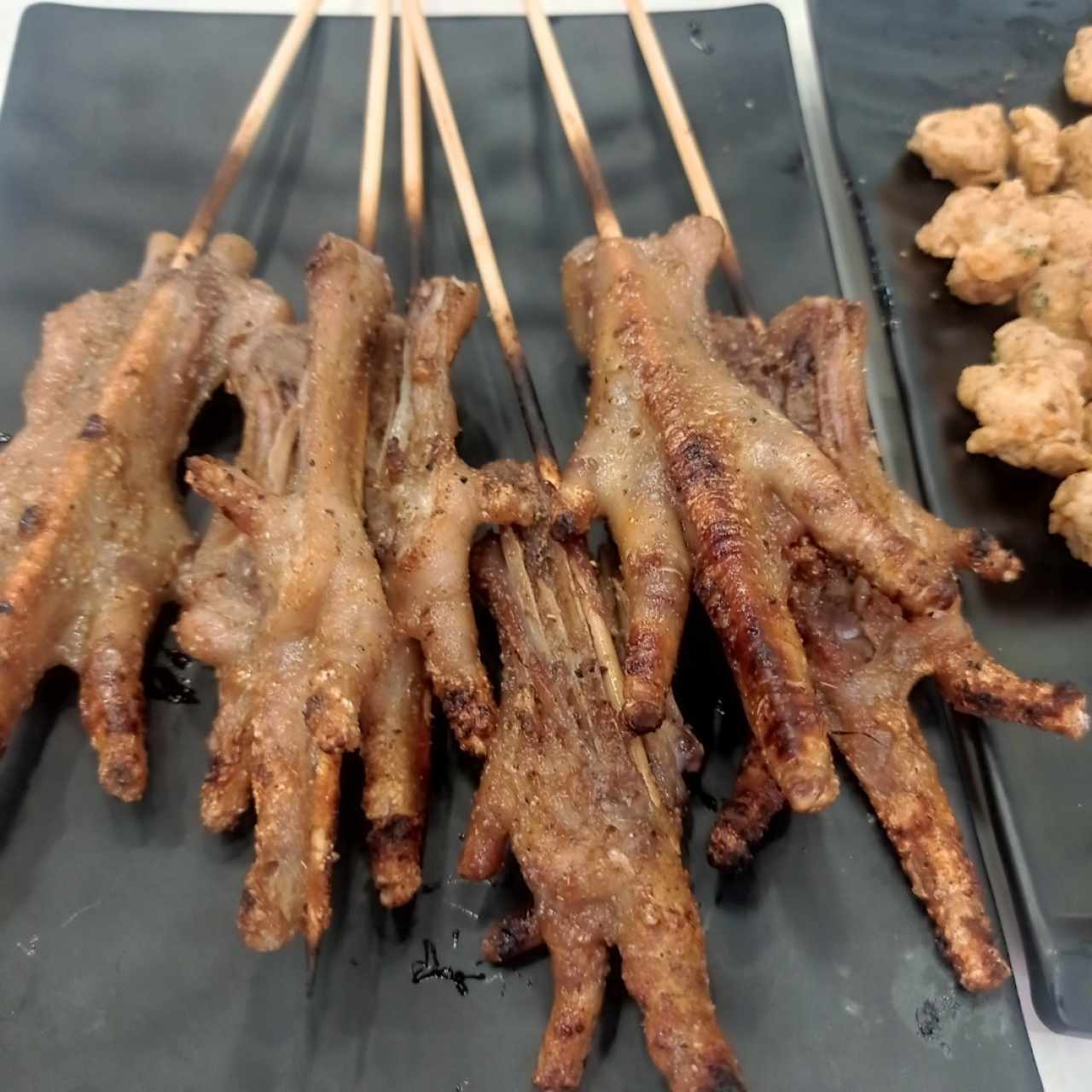 brochetas de patita de pollo