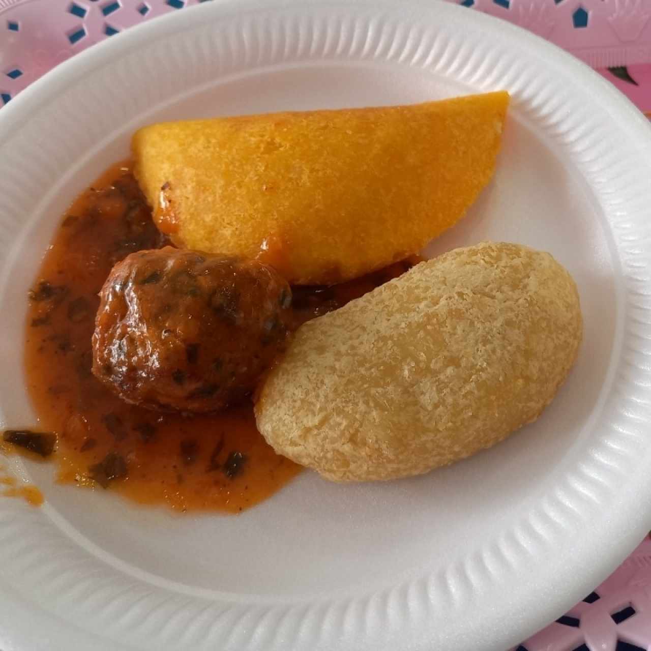 bolita de carne con carimañola y empanada de maiz