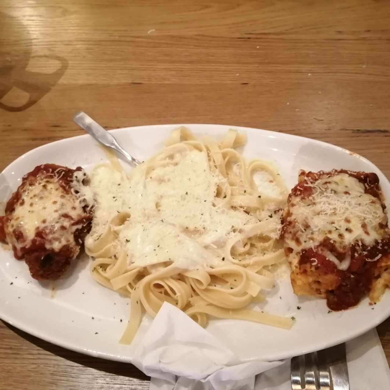 Fettucini, lasagna bologñesa y filete de pollo parmesana. 