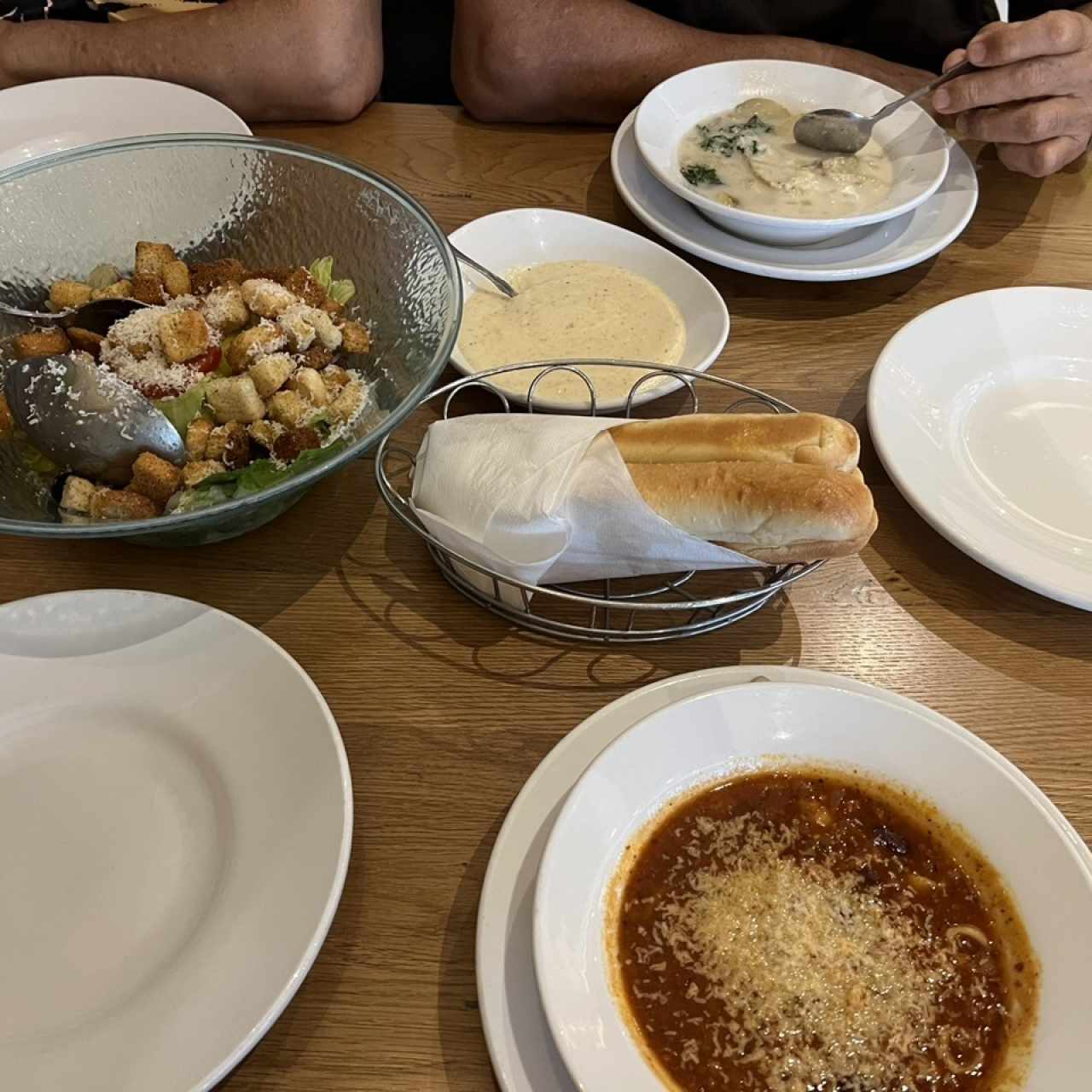 Ensalada, sopas y pan ilimitados.