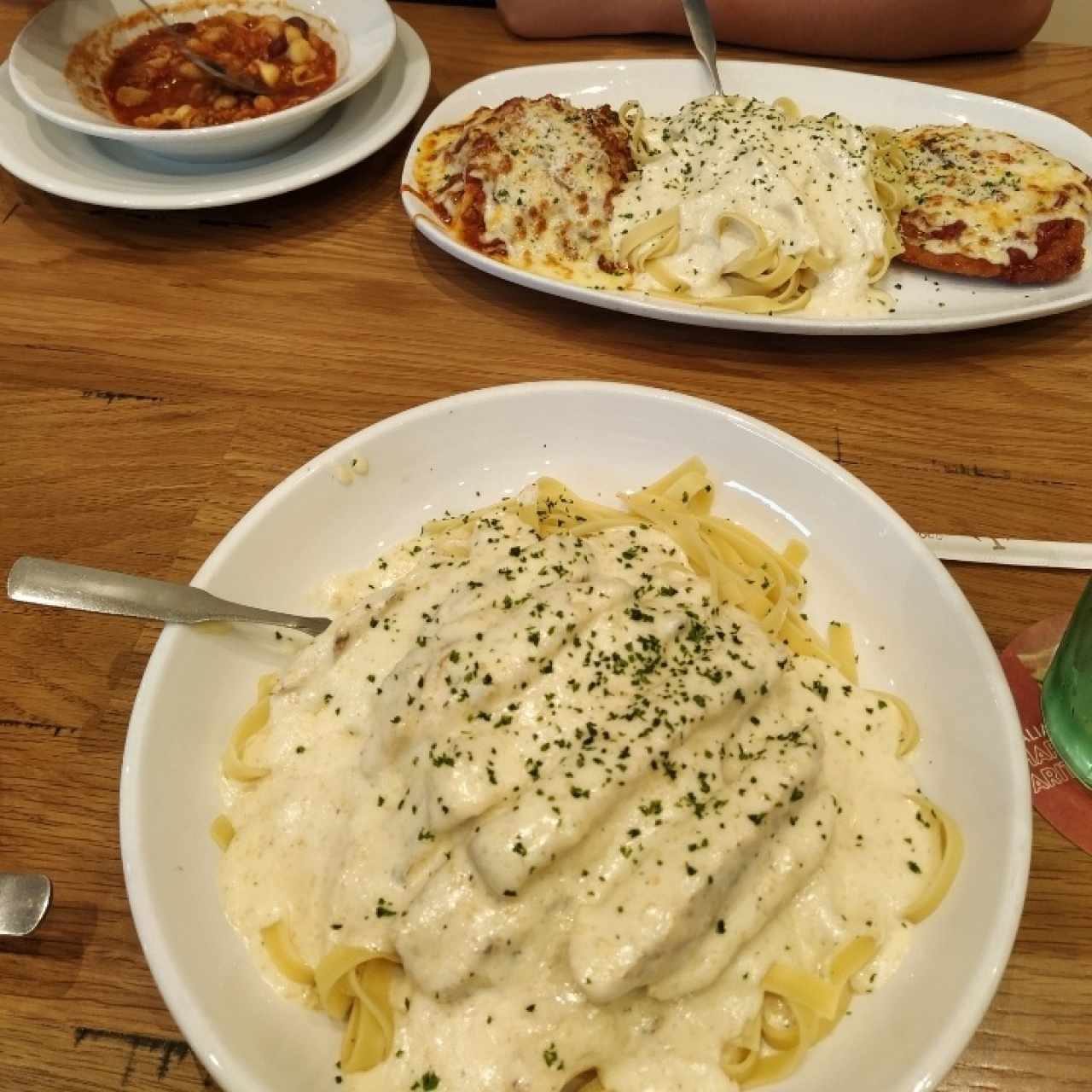 Fettuccine Alfredo (cerca) y Tour of Italy (lejos a la derecha)