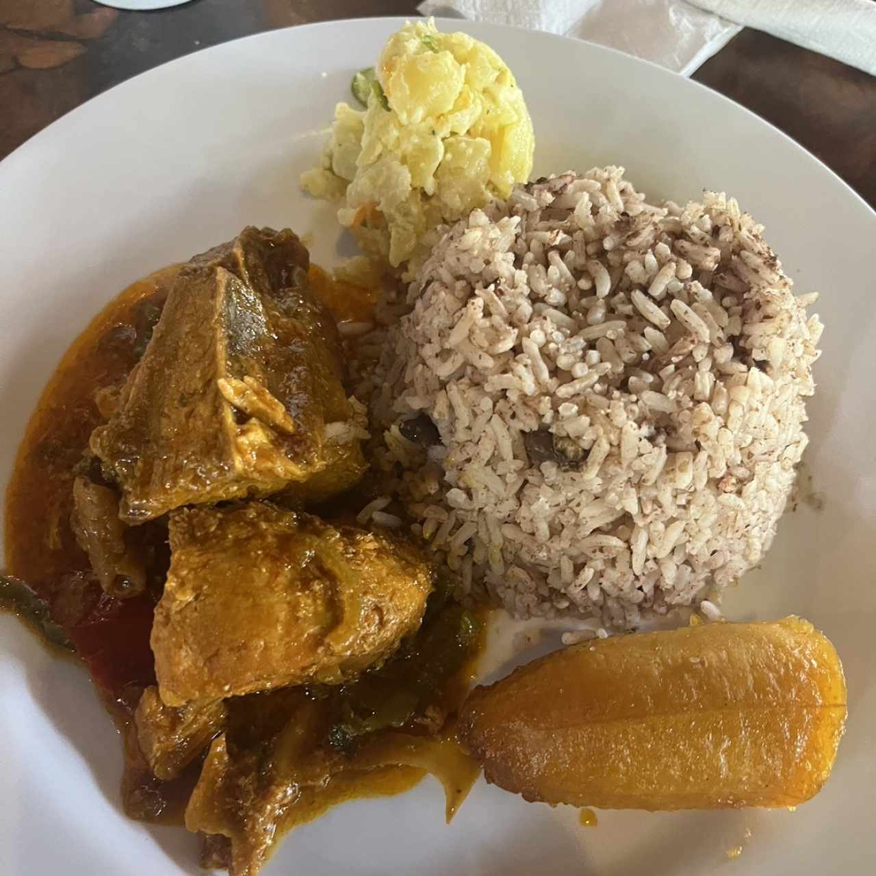 Arroz con guandu, gallina guisada, ensalada de papa y platano en tentacion.