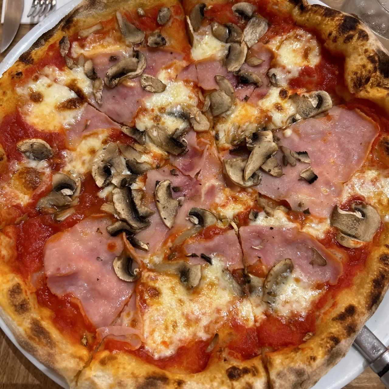 Pizzas - Prosciutto e Funghi