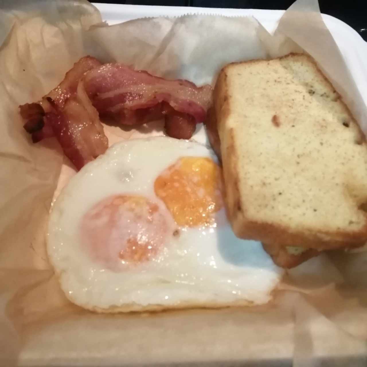 Desayuno Keto con pan de almendras 