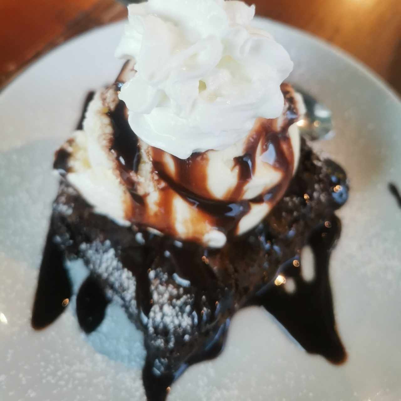 Postres - Brownie con helado de vainilla 