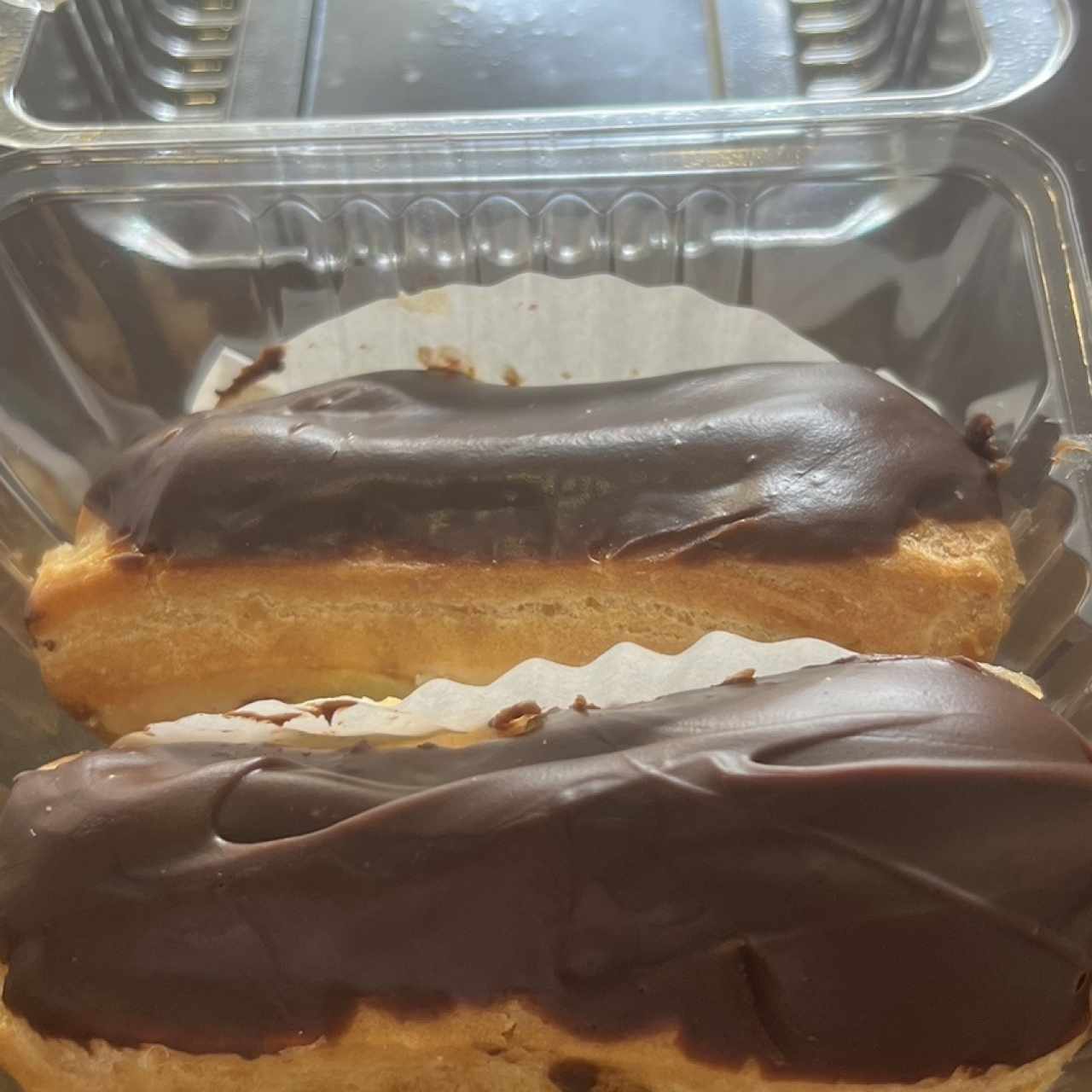 Eclair de chocolate con cremq 