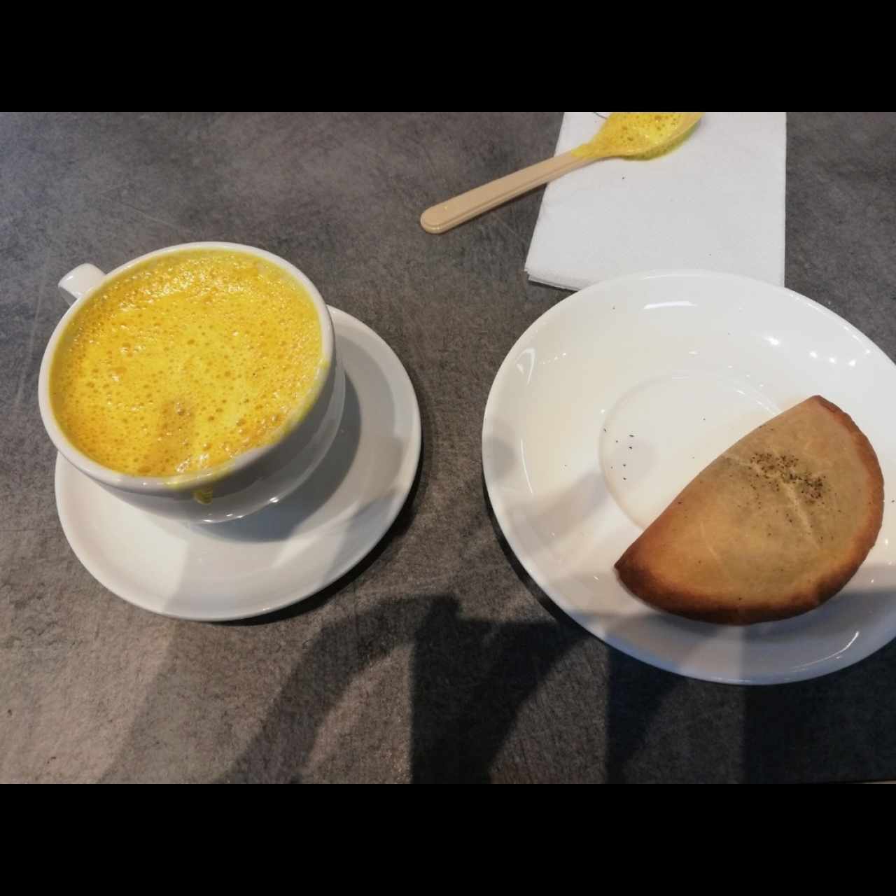 Golden Milk + empanada de garbanzo con relleno de hongos y brócoli. 