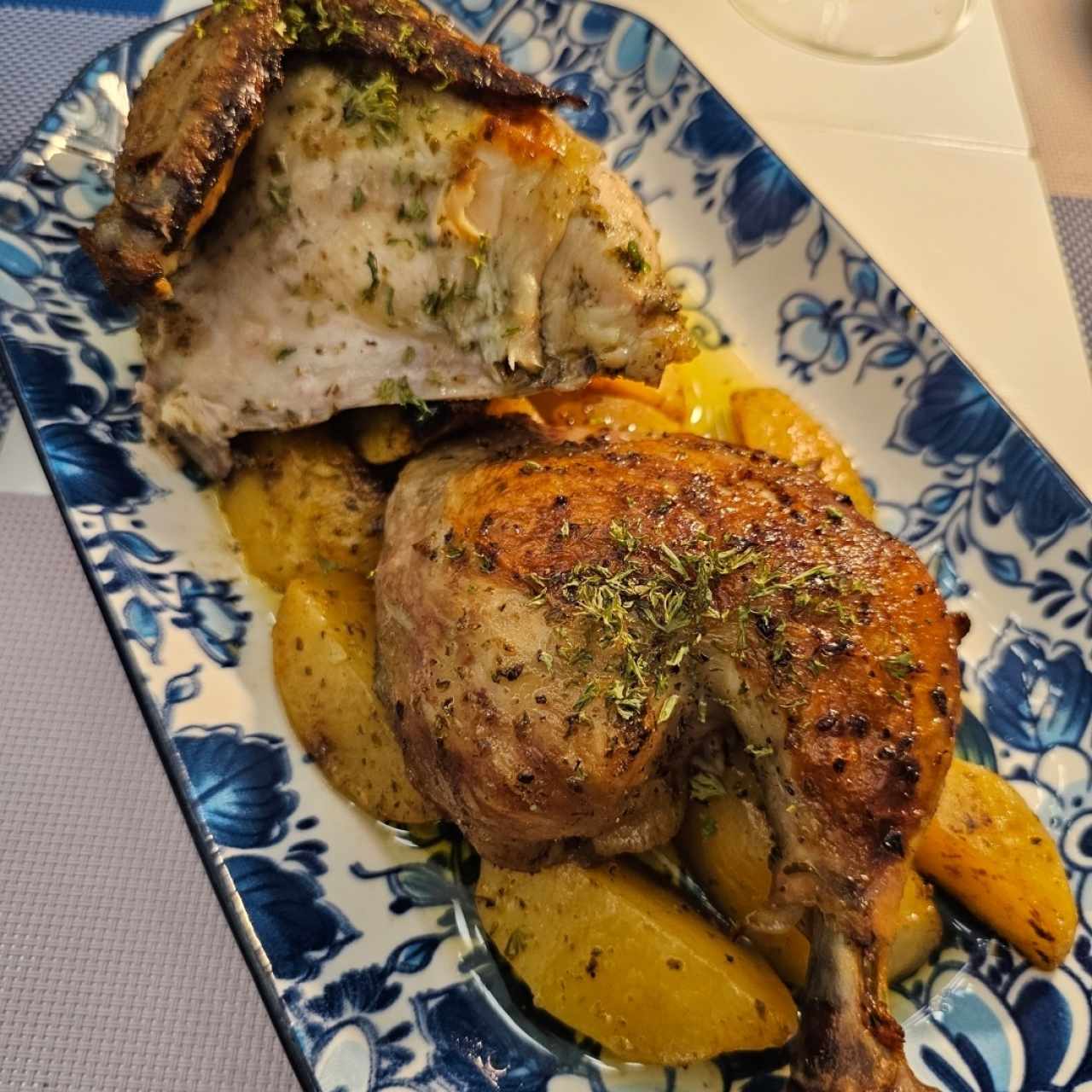 Pollo al horno con papas al limón 