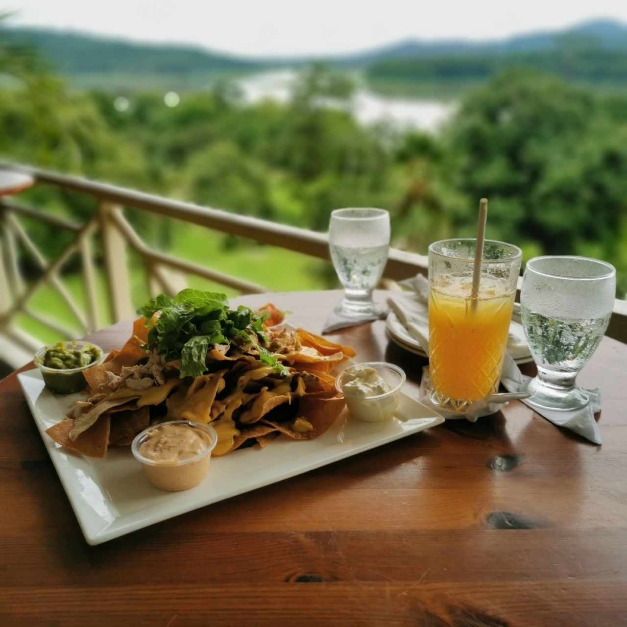 Nachos de pollo y jugo de maracuyá 