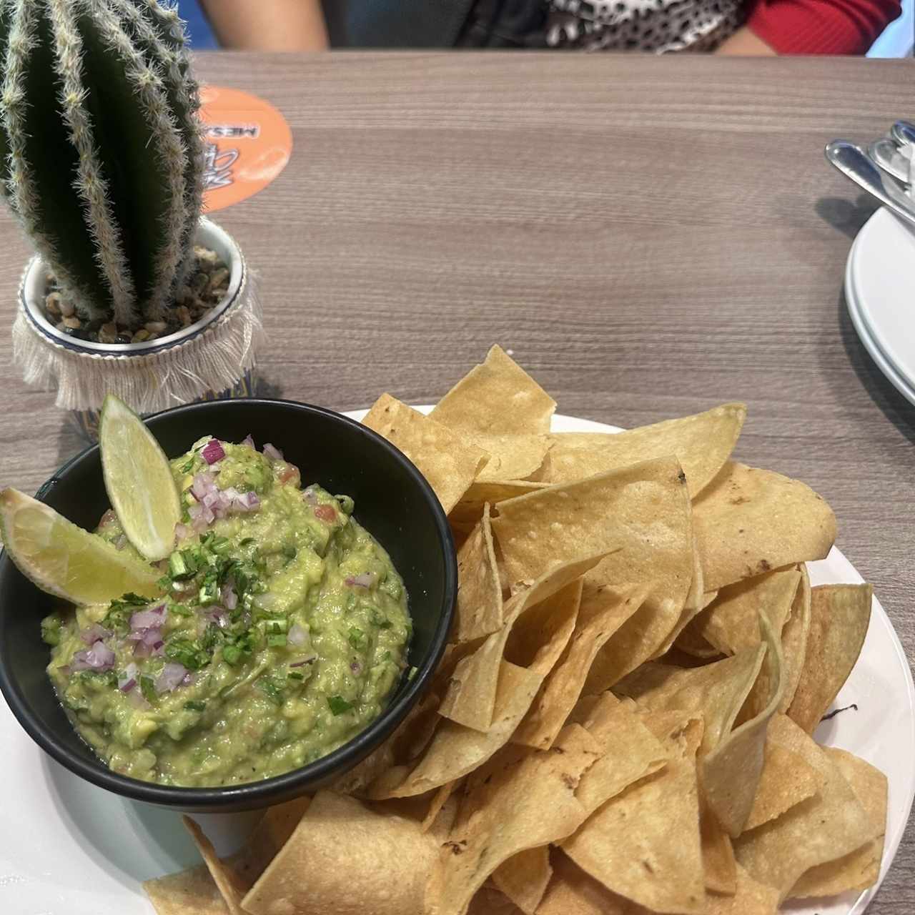 Guacamole con totopos