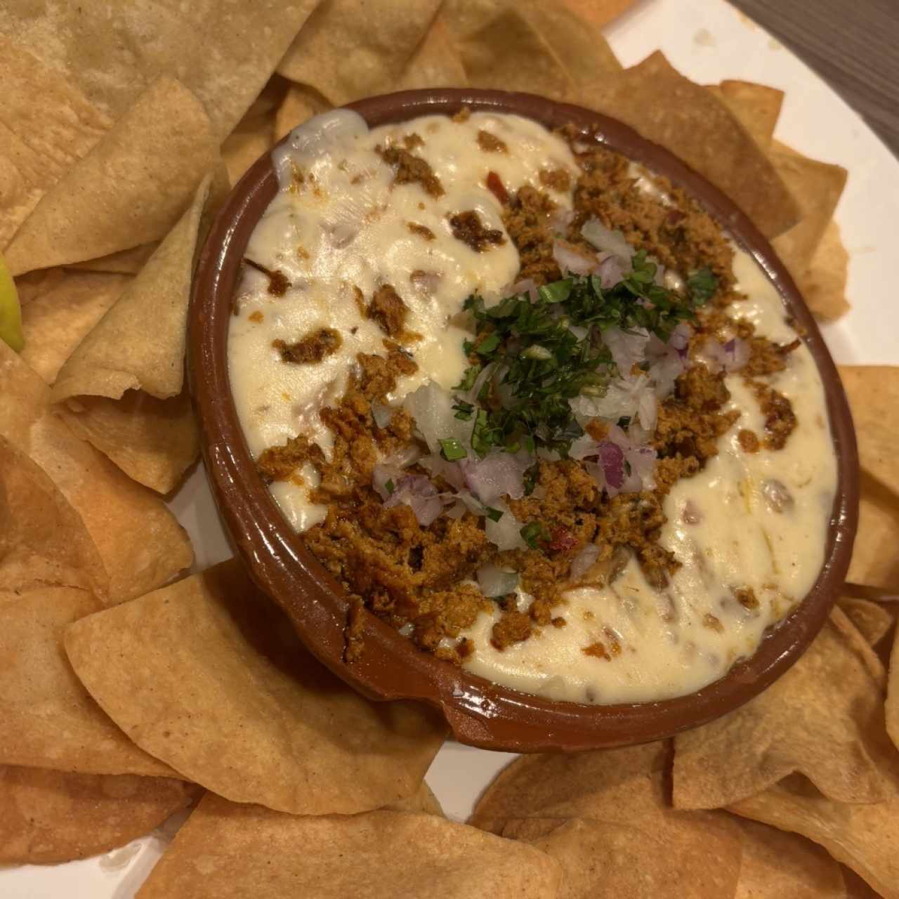 Queso fundido con chorizo