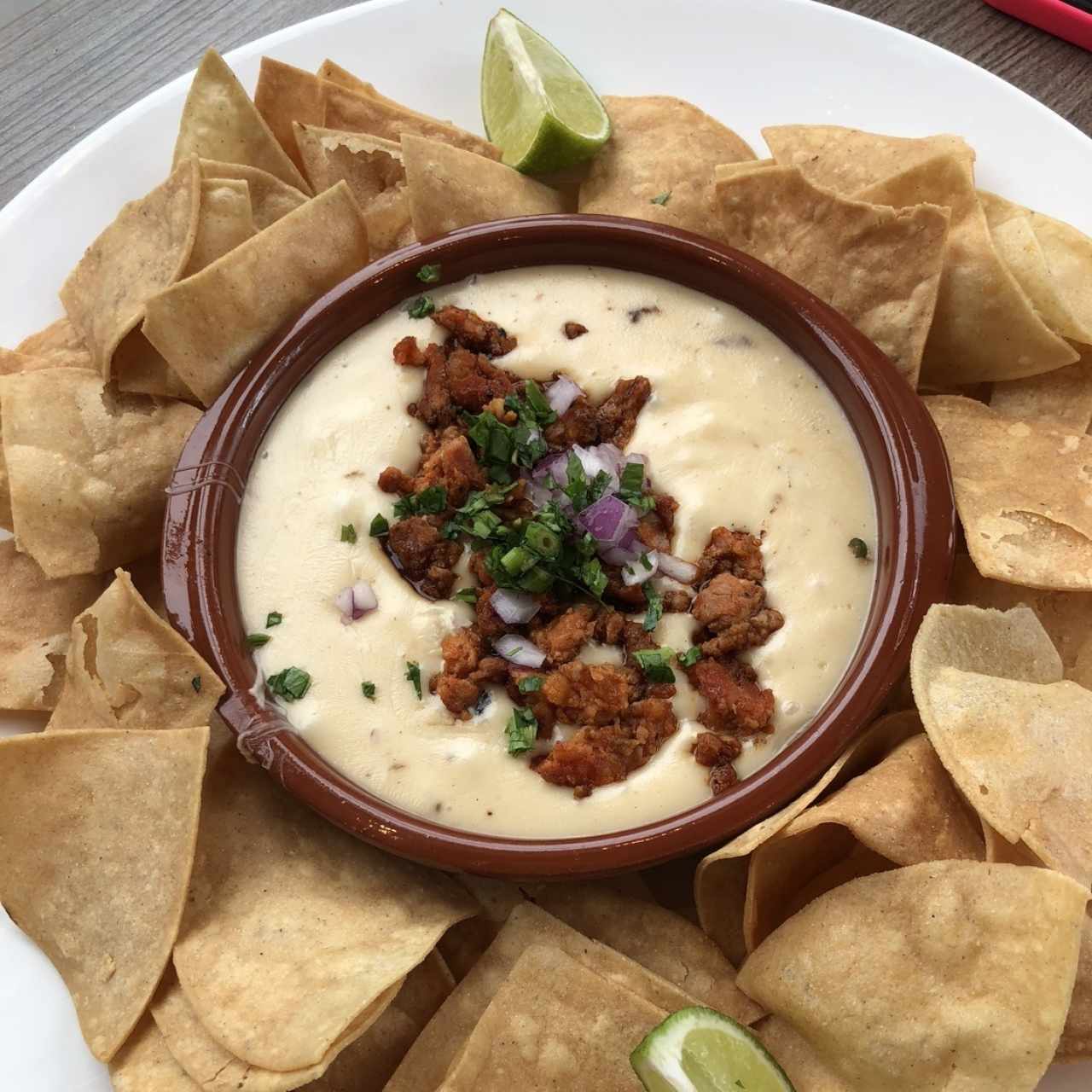 Queso fundido con chorizo 