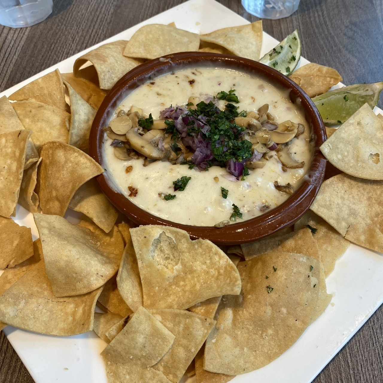 Queso fundido con hongos y tortillitas para compartor de entrada