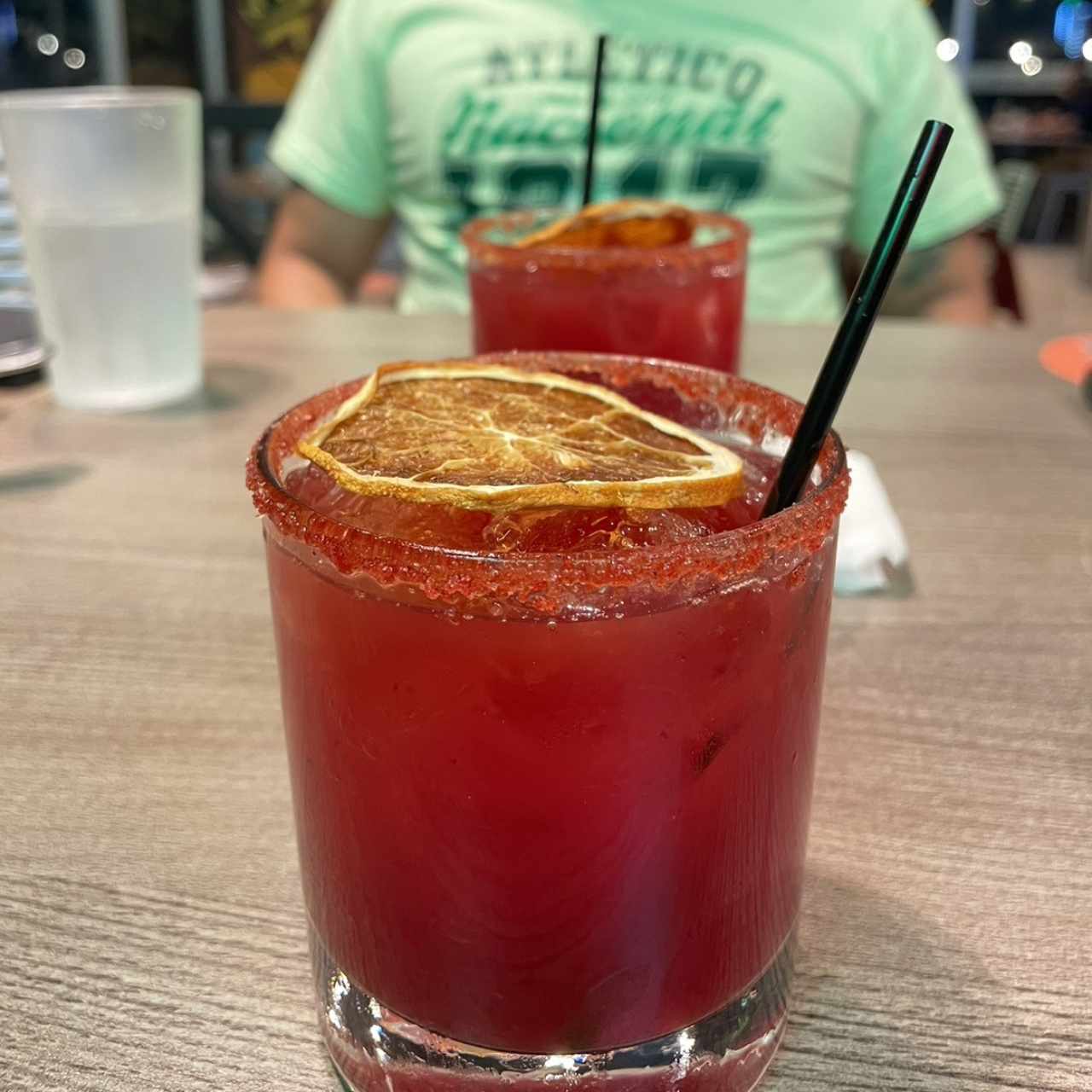 Coctel de tquila con flor de jamiaca