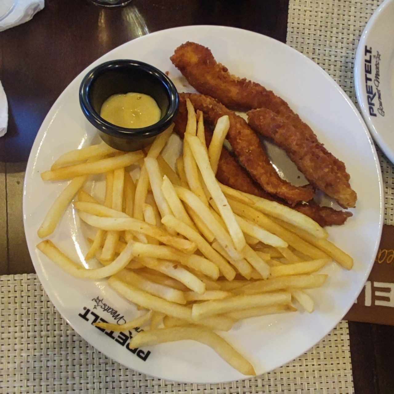 tenders con papas fritas