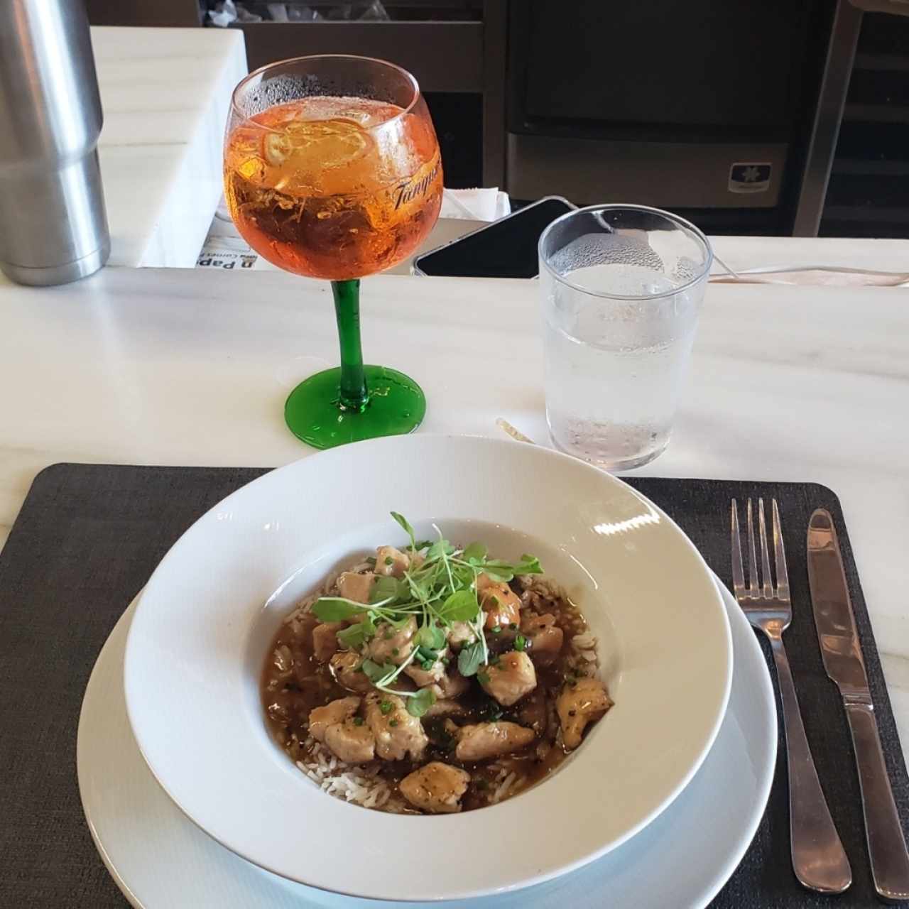 Wok de pollo en salsa de ostiones y arroz basmati, refrescante Aperol Spritz.