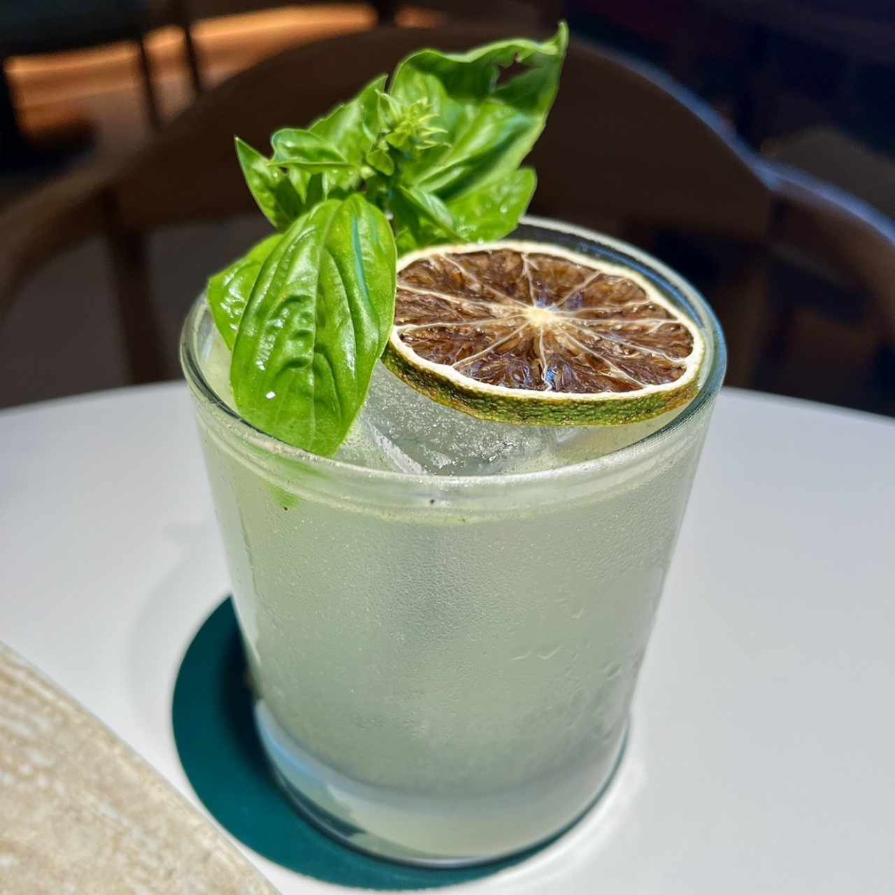 Coctail con albahaca, limon