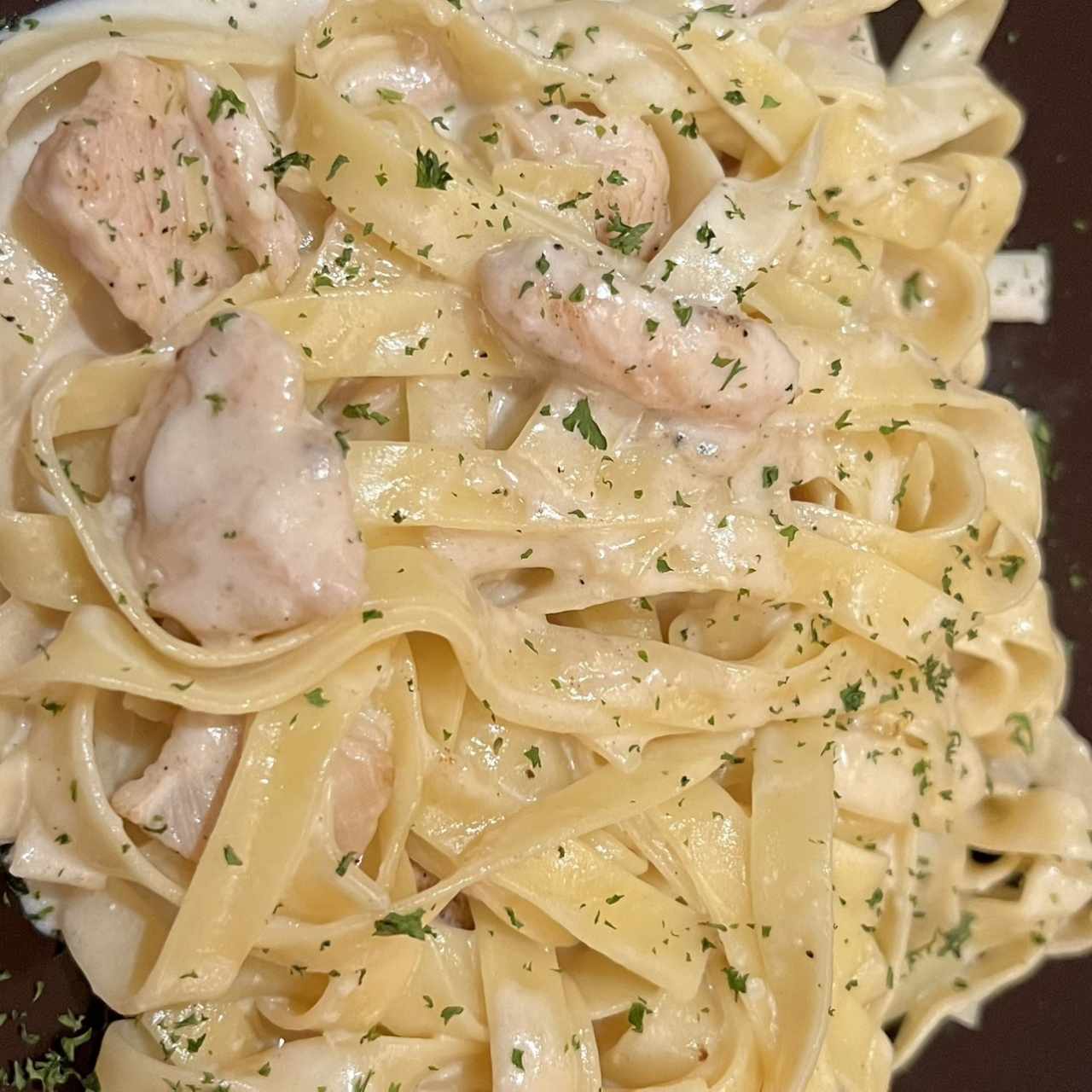Fetuccini alfredo con pollo