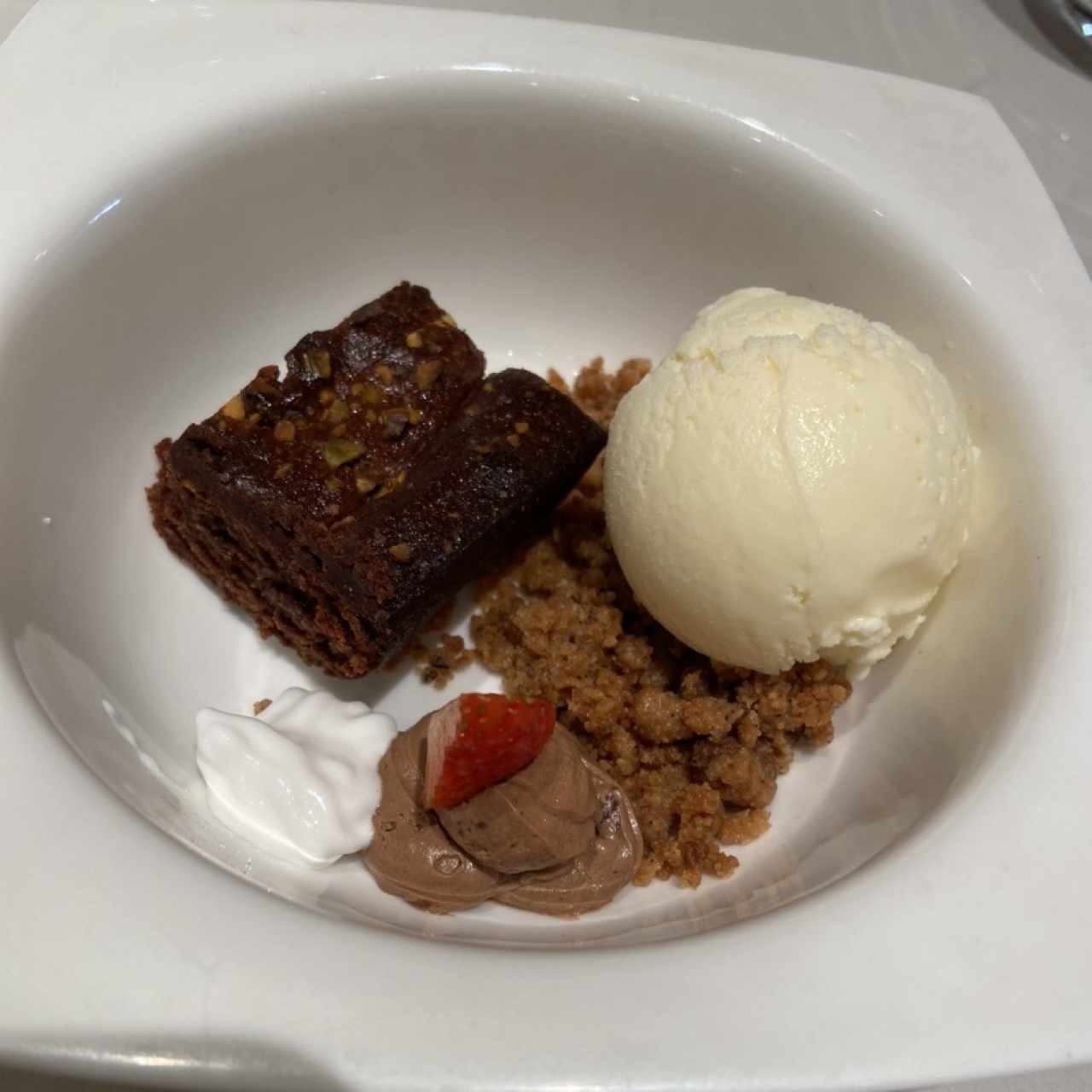 Brownie con helado de vainilla