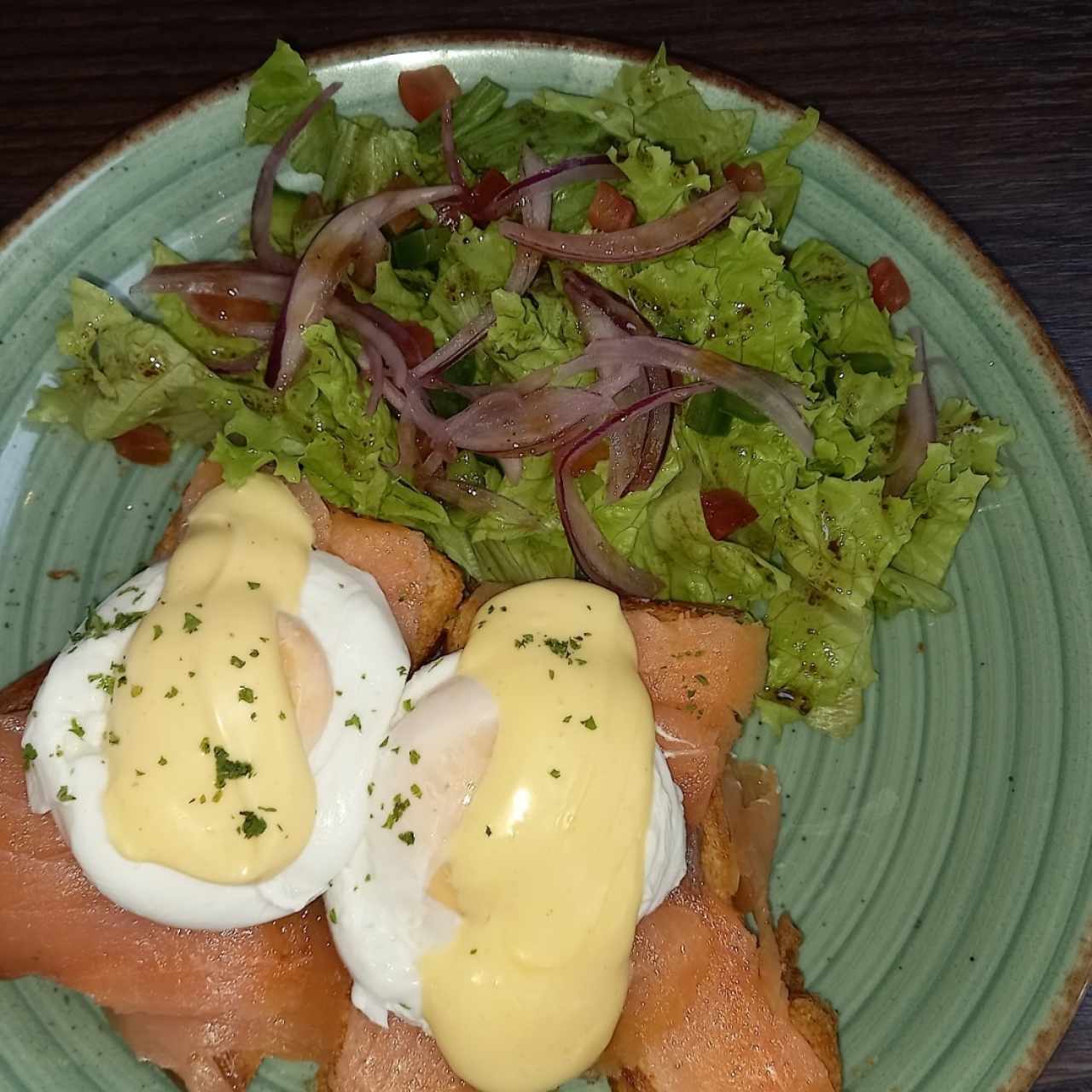 Huevos benedictos con salmón