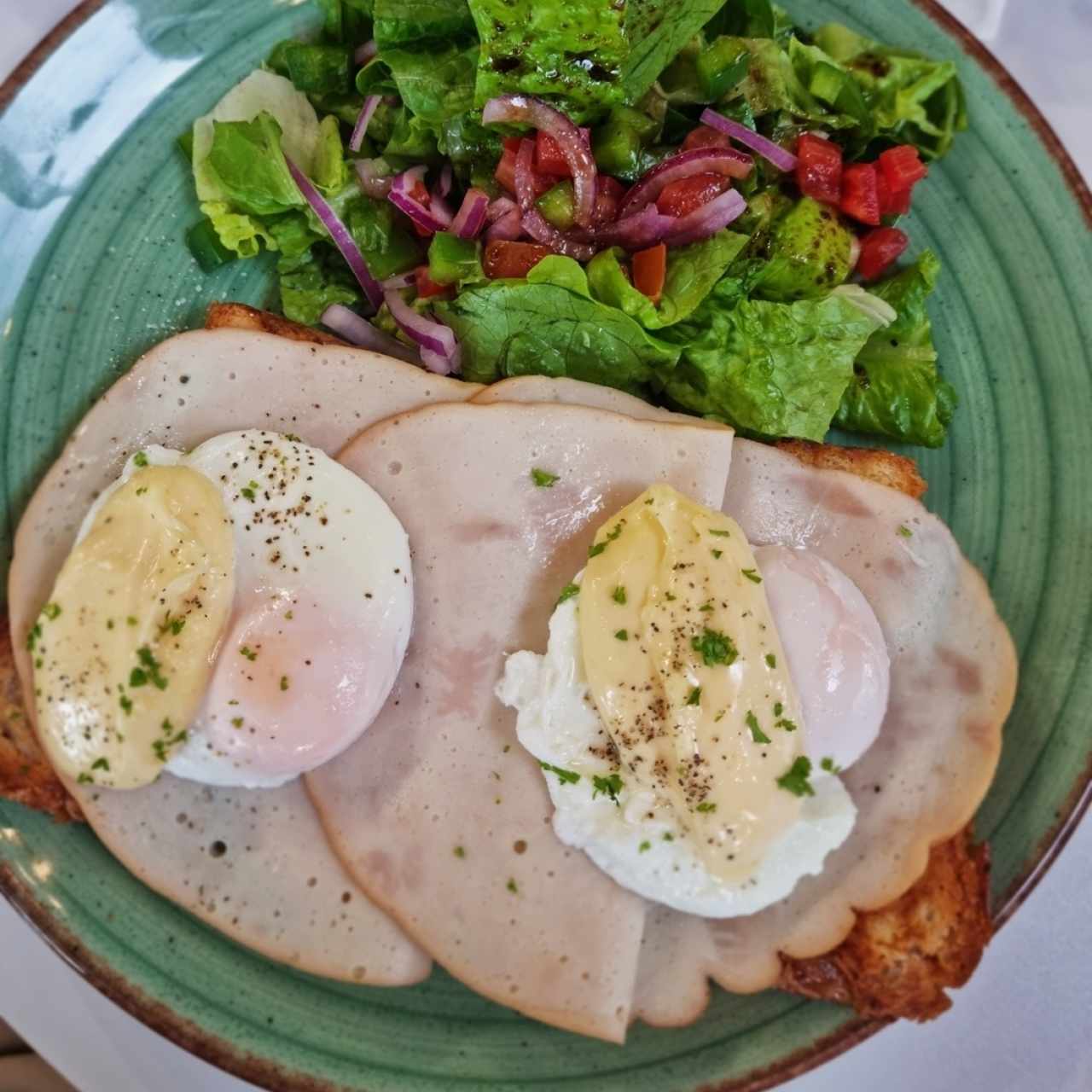 Huevos Benedictinos con Jamón de Pavo