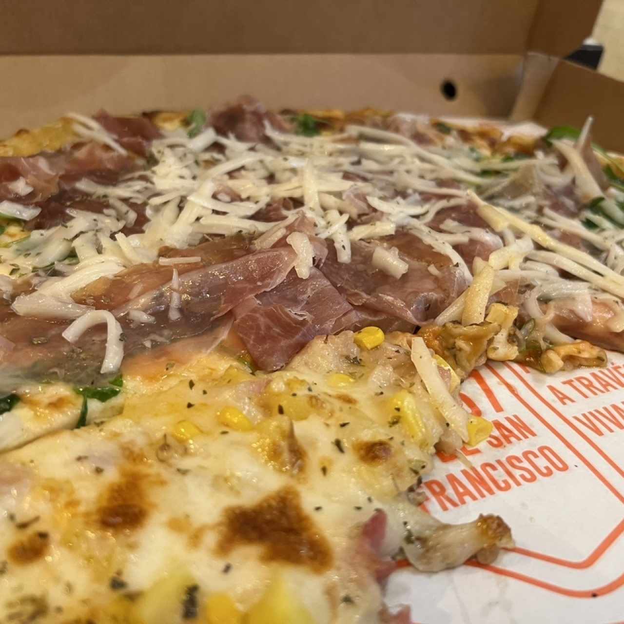 Pizza con jamón serrano y rugula 