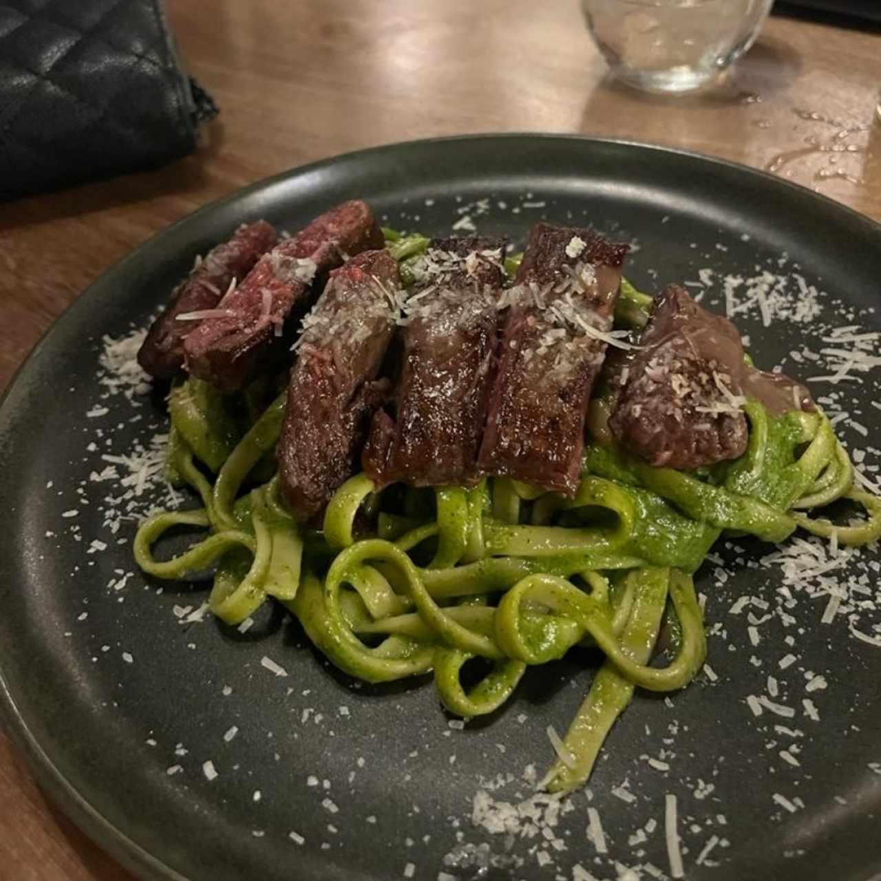 Fetuccinis de entraña al pesto
